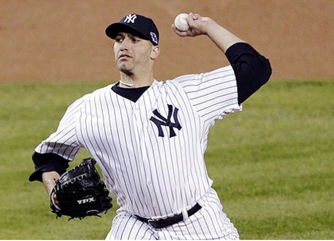 Andy Pettitte se prepara para lanzar la bola