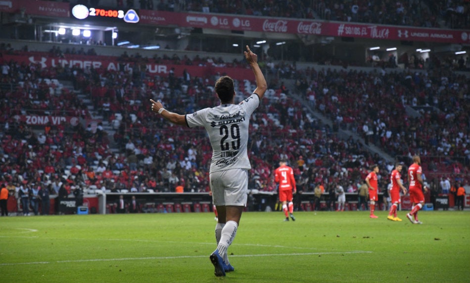 Juan Dinenno durante un partido con Pumas