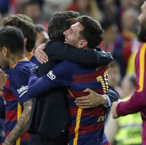 Luis Enrique y Messi se abrazan 