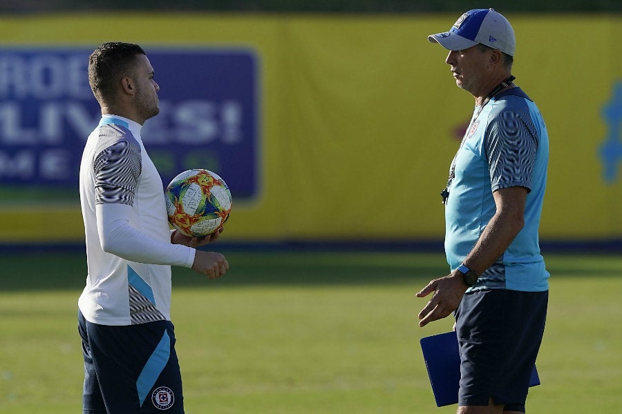 El delantero y el técnico charlan durante una práctica