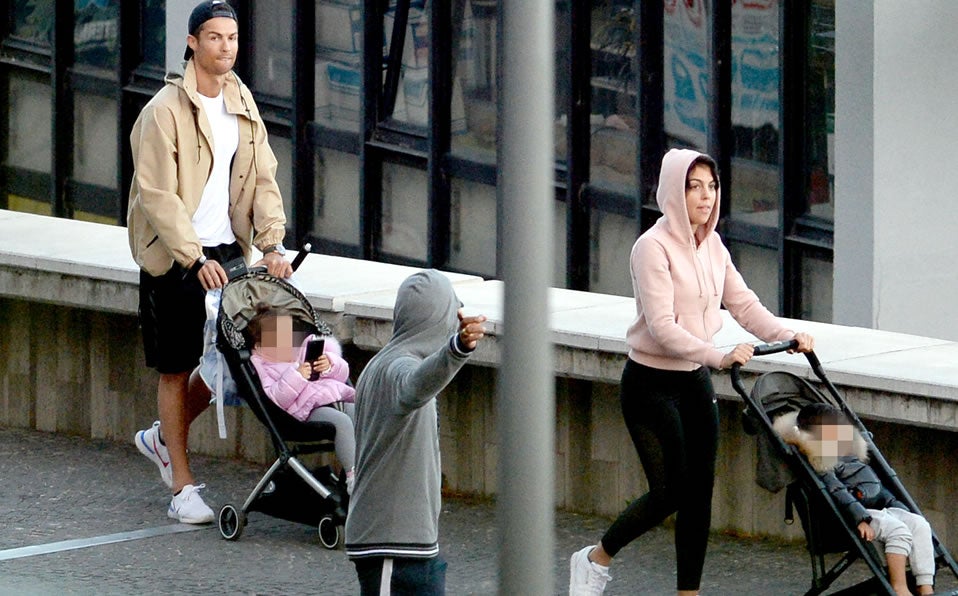 CR7 es captado paseando con su familia a pesar de la cuarentena