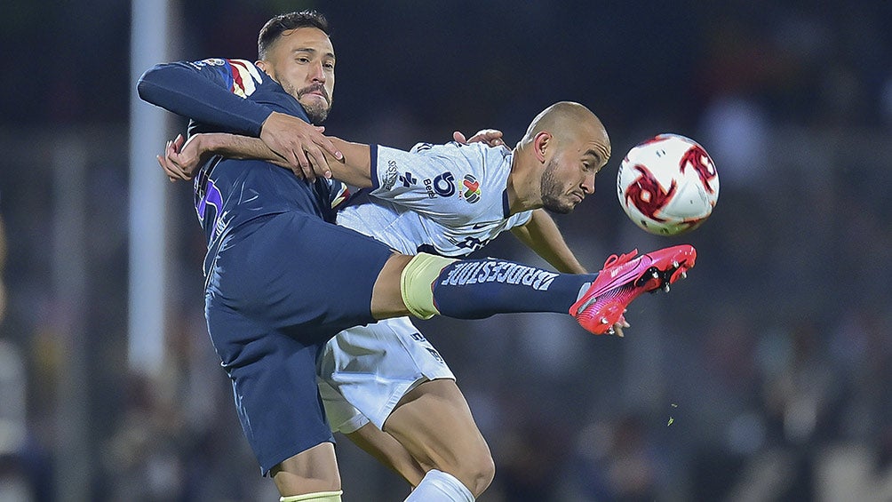 Aguilera disputa el balón con Carlos González, de Pumas