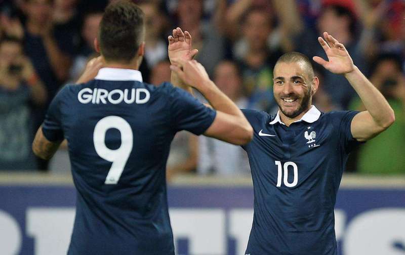 Giroud y Benzema en festejo de gol