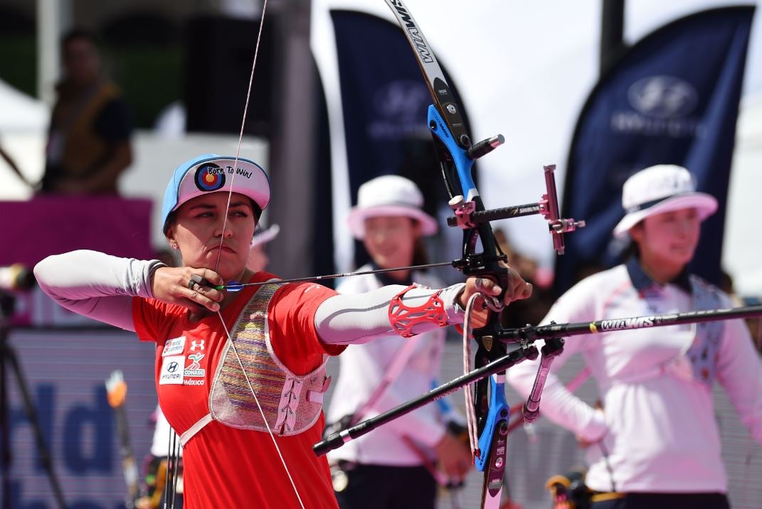 Aída se prepara para lanzar en una competencia