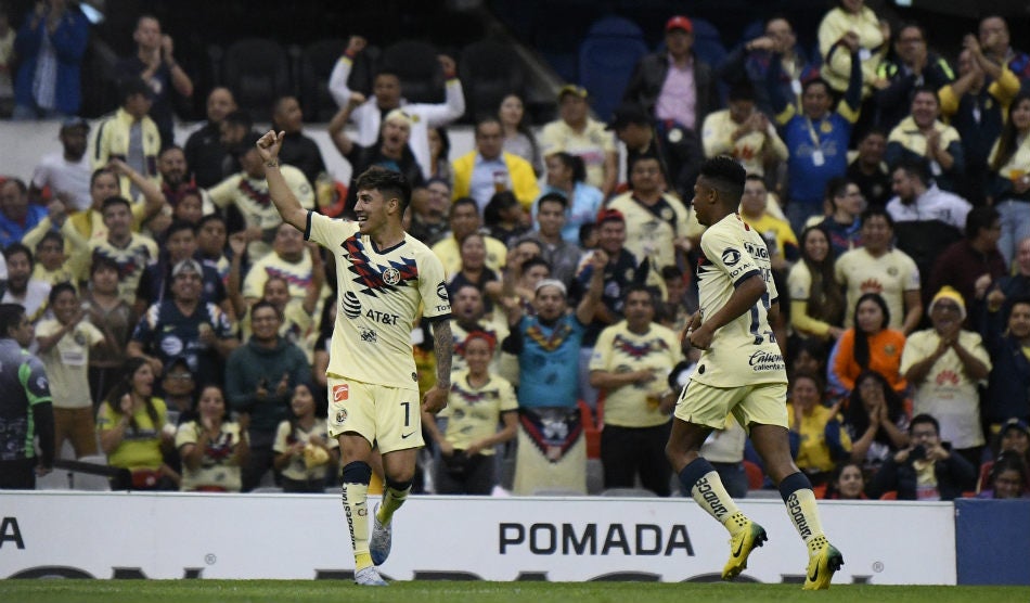 Leo Suárez celebrando un gol con América