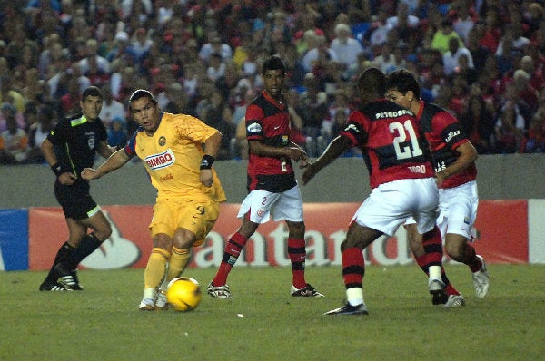 Salvador Cabañas en acción con América en el Maracaná