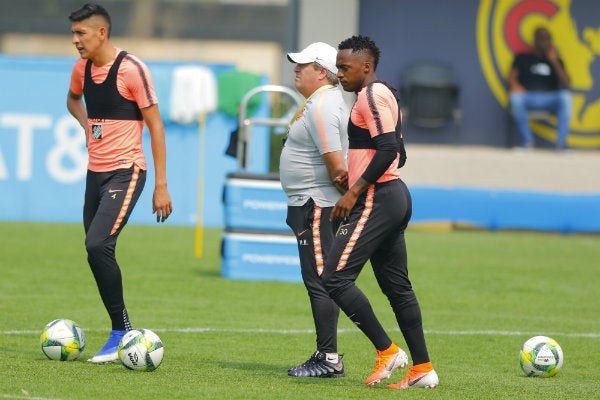 Miguel Herrera y Renato Ibarra en entrenamiento con América