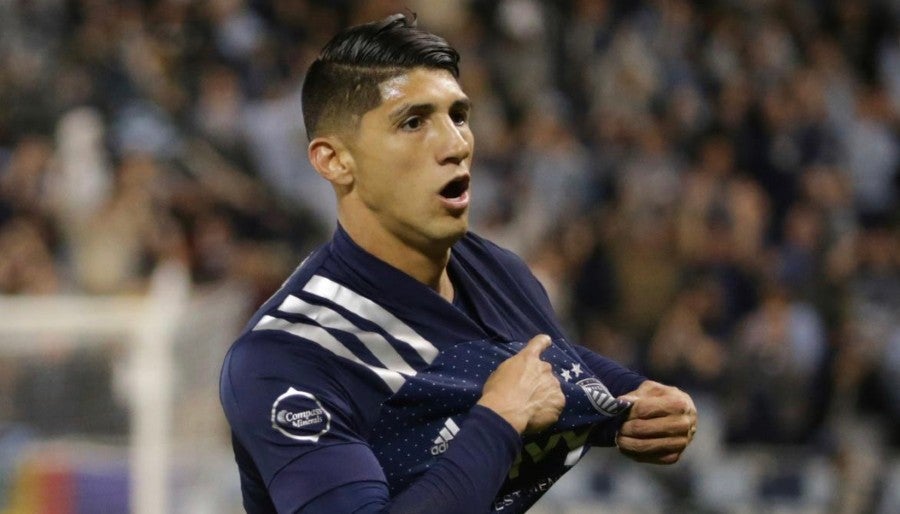 Alan Pulido durante un partido con Kansas City