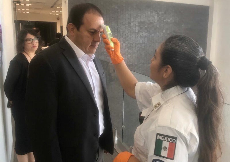 Cuauhtémoc se checa la temperatura antes de trabajar 