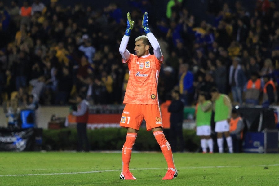 Nahuel Guzmán durante un partido con Tigres