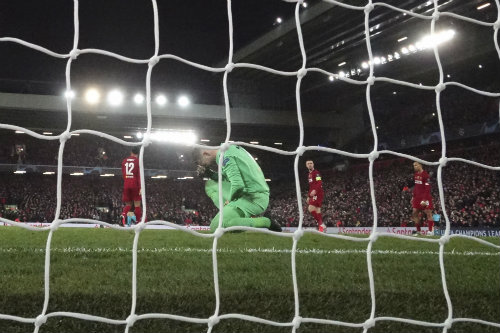 Jugadores del Liverpool se lamentan tras recibir un gol