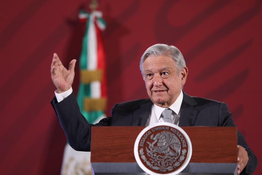 AMLO habla en un evento público