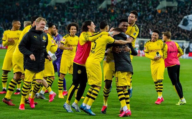 Jugadores del Dortmund festejan tras un partido