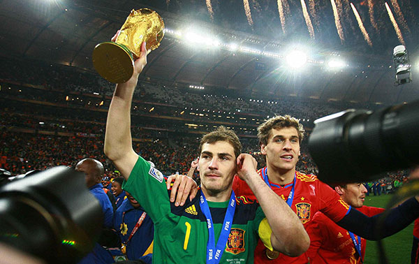 El exportero español con la Copa del Mundo de 2010 