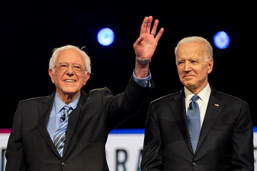 EFE Bernie Sanders junto a Joe Biden