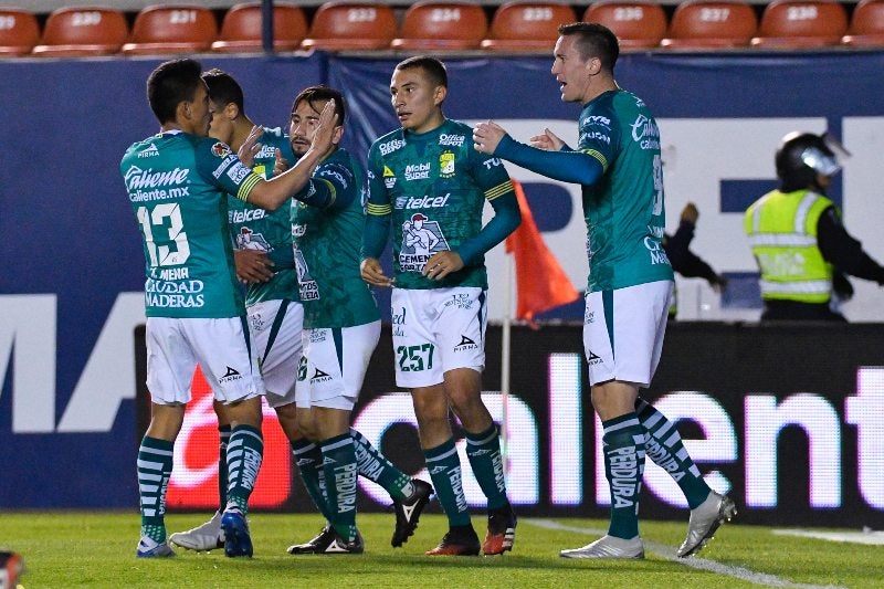 Jugadores de La Fiera celebran un gol