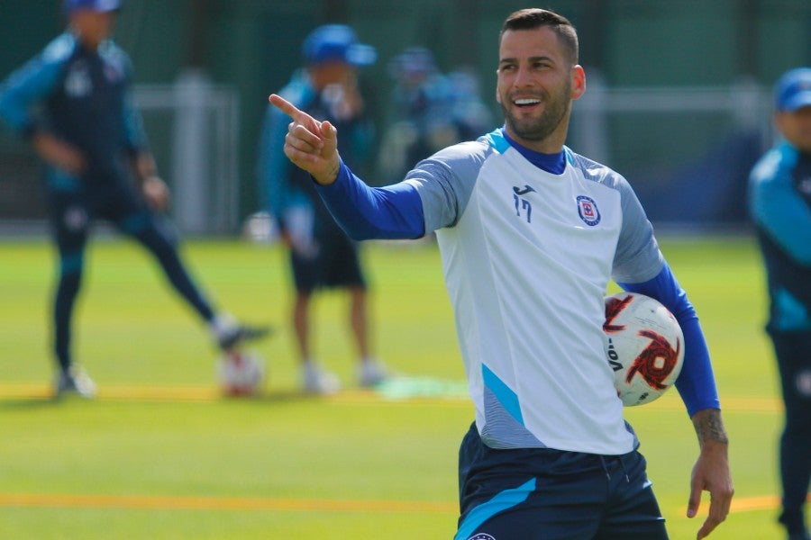 Edgar Méndez durante un entrenamiento con Cruz Azul