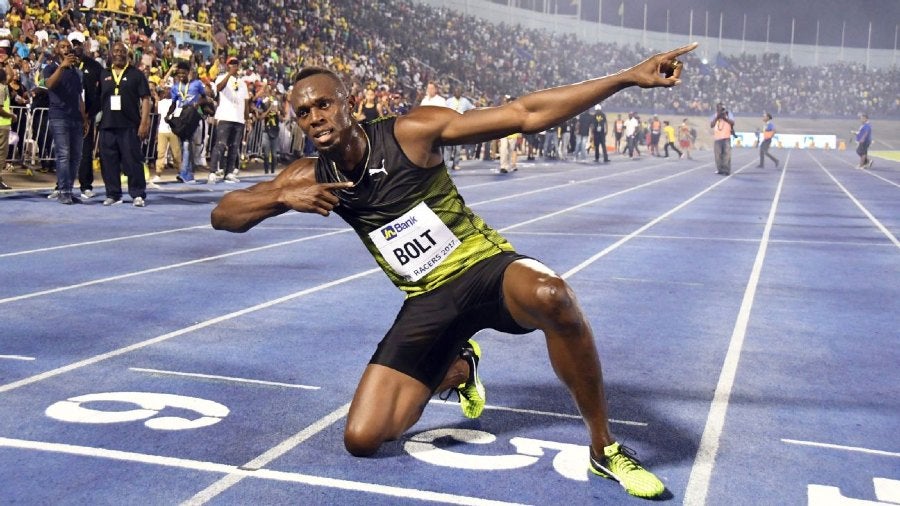 Usain Bolt celebrando tras ganar una carrera