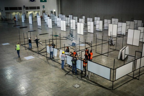 Trabajadores acondicionan el lugar