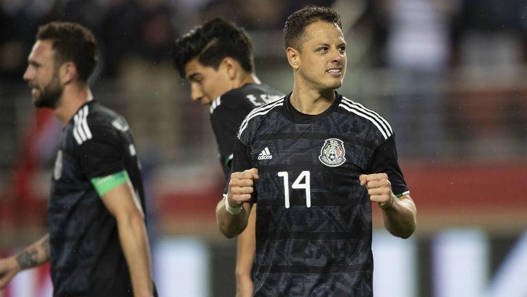 Chicharito Hernández, celebra un gol con México