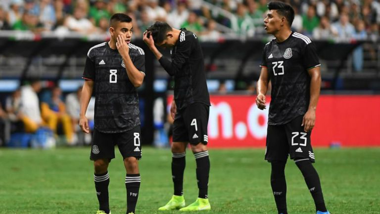 Jugadores de la selección lamentando el resultado