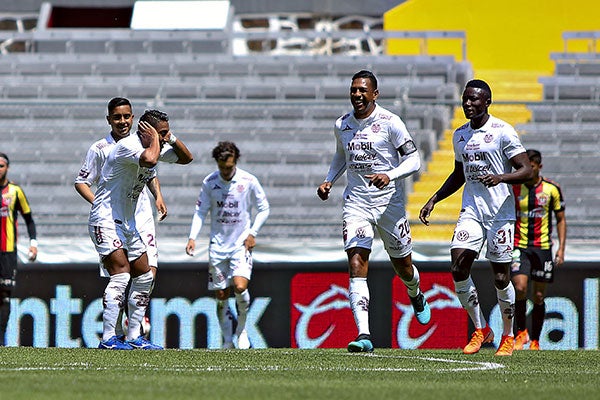 Jugadores de Mineros en partido con Leones Negros 