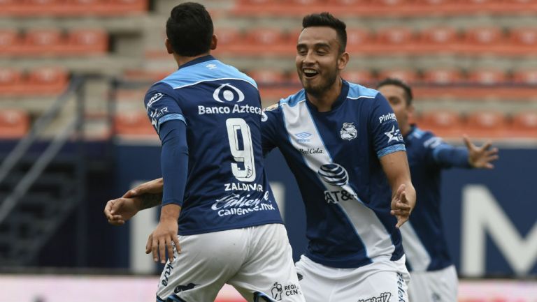 Jugadores de Puebla festejan gol