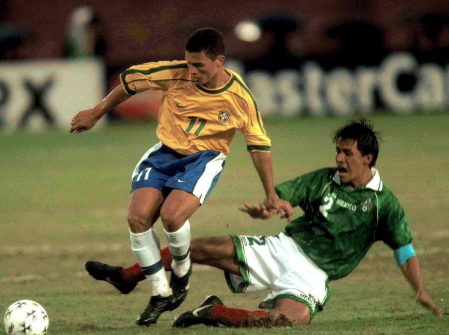 Claudio Suárez se barre ante su rival en la Copa Confederaciones de 1999 