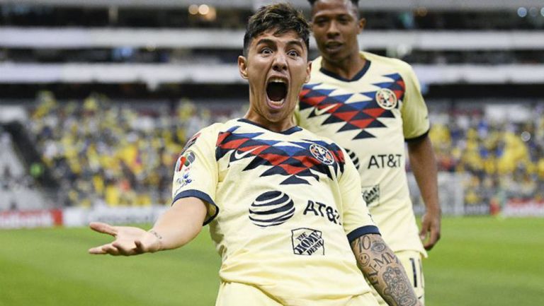 Leo Suárez celebrando un gol con América 