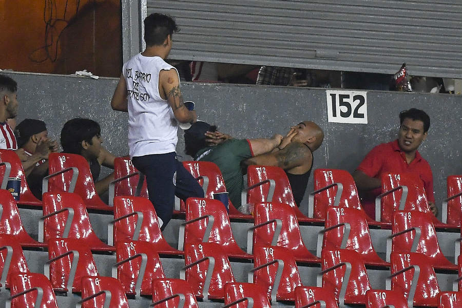 Riña entre aficionados en el Estadio Jalisco