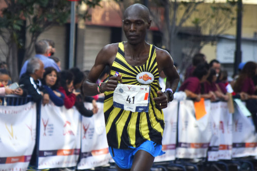 Un maratonista corre en la CDMX
