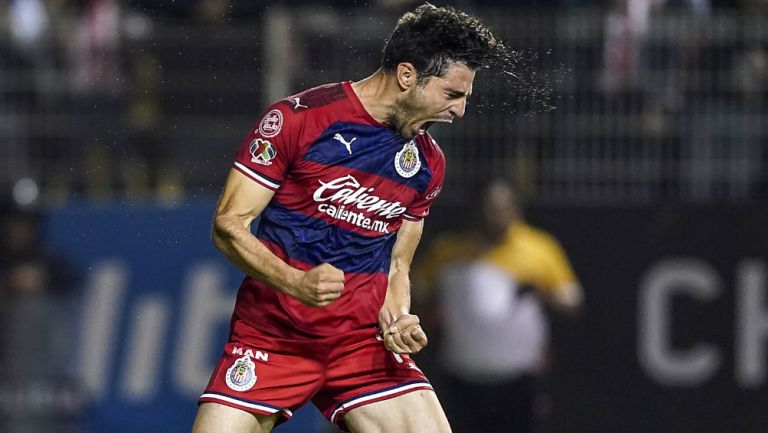 Antonio Briseño festeja un gol con Chivas