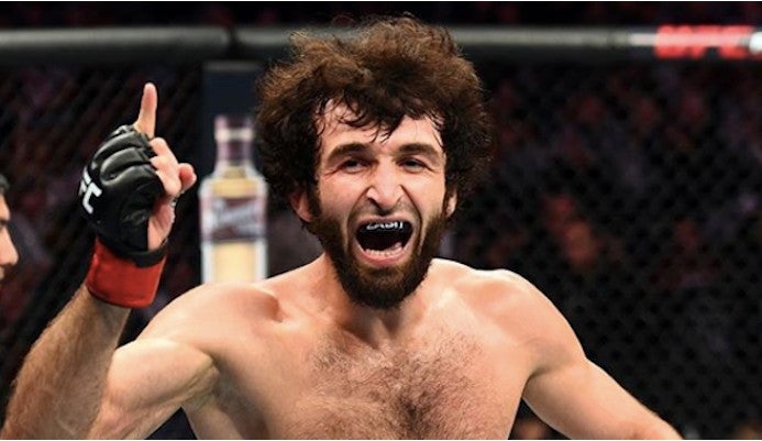 Zabit celebra una victoria en UFC