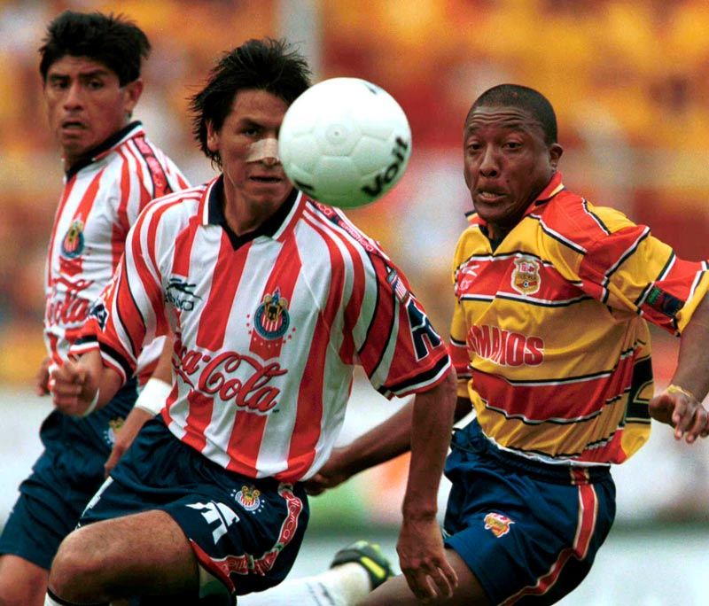Claudinho (derecha) en su etapa como jugador de Morelia
