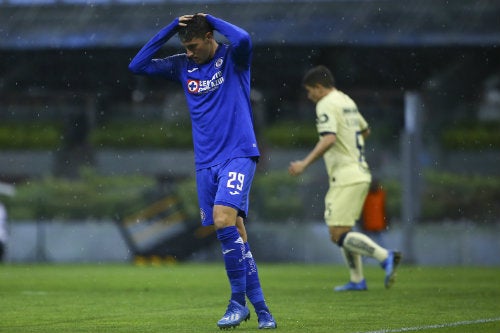 Santiago Giménez durante un partido de La Máquina