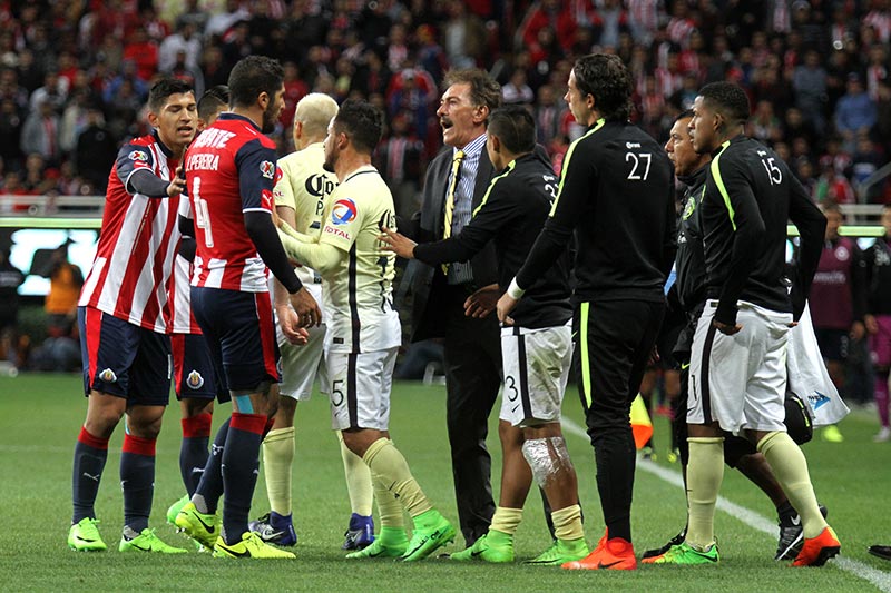 El entrenador del América en trifulca con Chivas