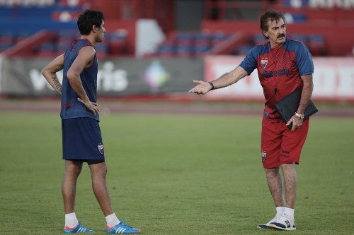 La Volpe dirige un entrenamiento durante su etapa con Atlante 