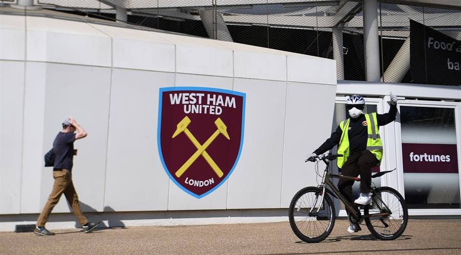Ciclista pasa afuera del estadio de West Ham