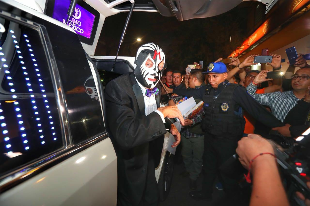 Mil Máscaras baja de la limosina en Homenaje a Dos Leyendas