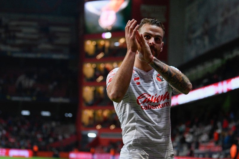 Leandro González durante un partido con Xolos