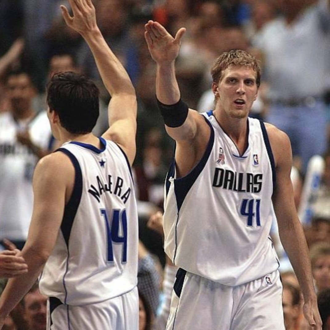 El mexicano celebra con Dirk Nowitzki