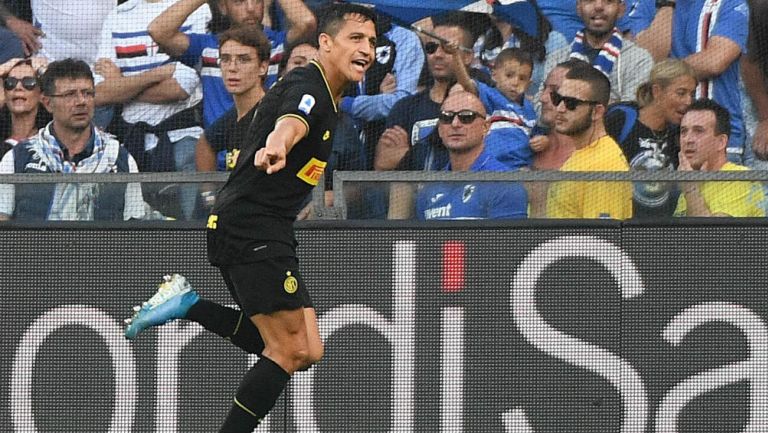 Alexis Sánchez celebra su primer gol con el Inter