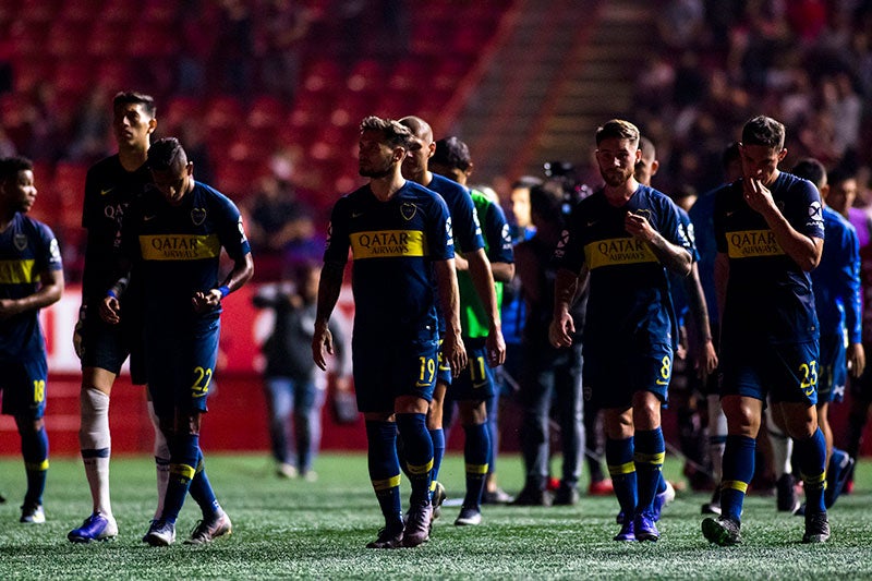 Jugadores de Boca Juniors salen del campo tras un partido