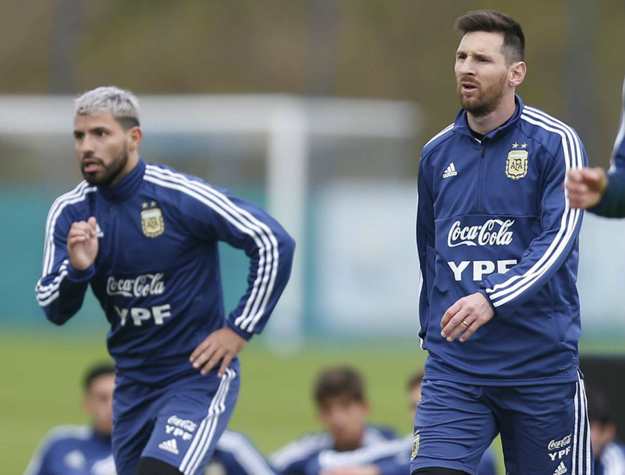 El Kun en entrenamiento con Lionel Messi