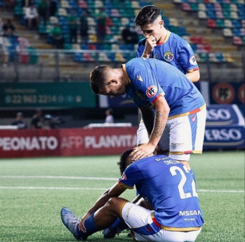 Futbolistas del cuadro chileno al final de un juego