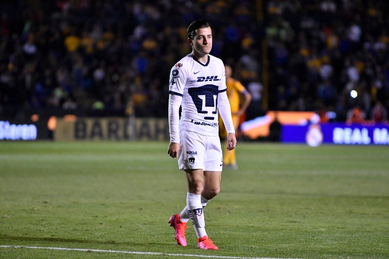 Alan Mozo en un partido con Pumas