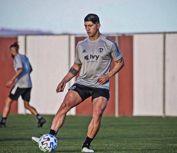 Alan Pulido en su primer entrenamiento con Kansas City