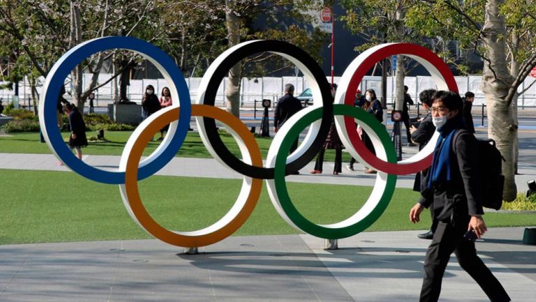 Anillos Olímpicos colocados en un parque de Tokio