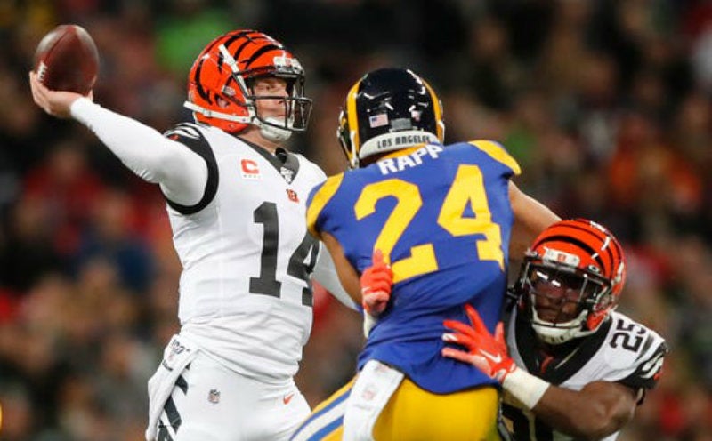 Dalton enfrentando a Los Angeles Rams