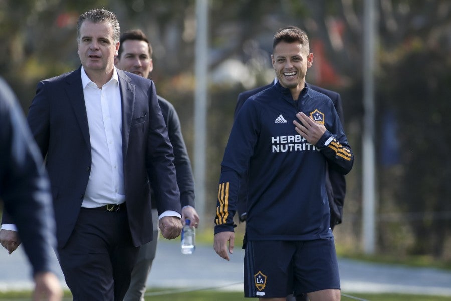 Dennis Te Kloese junto a Javier Hernández